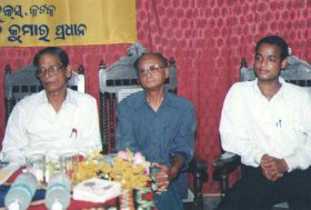 ranjan-pradhan-with-jayanta-mohapatra-during-inaguration-of-his-first-poetry-book-at-shriram-chandra-bhaban-cuttack-2003