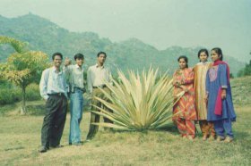 with-college-friends-during-college-picnic