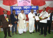 Ranjan Pradhan Getting Anandapur Sahitya sansad Award