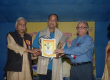 Mr Pradhan receiving Kalinga Book Fair Award