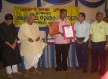 Mr Pradhan receiving Kedarnath Gabesana Pratisthan Award