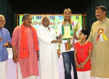 Ranjan Pradhan getting Manthan Journalist Award in 2015