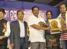 Ranjan Pradhan getting Rajadhani Book Fair in 2015