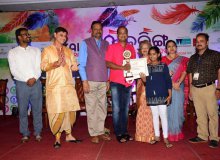 Ranjan Pradhan receiving Kalinga Literature Festival Youth Award-2018, Daughter Samiksha present 